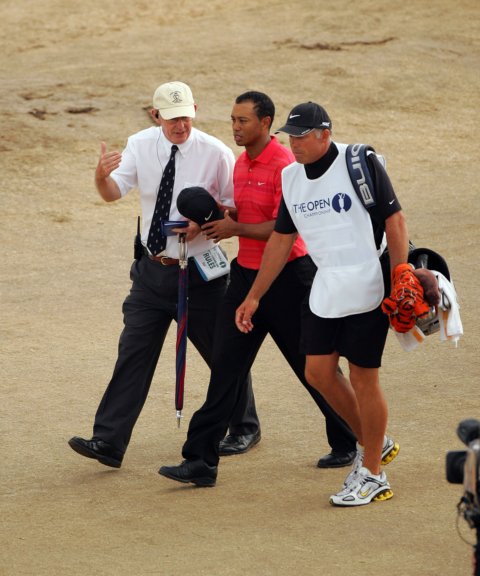 Tiger_Woods_on_his_way_to_victory_at_Hoylake_in_2006.jpg